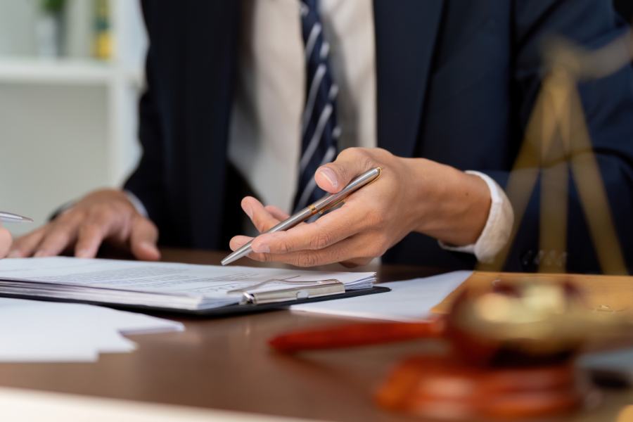 Abogado revisando expediente